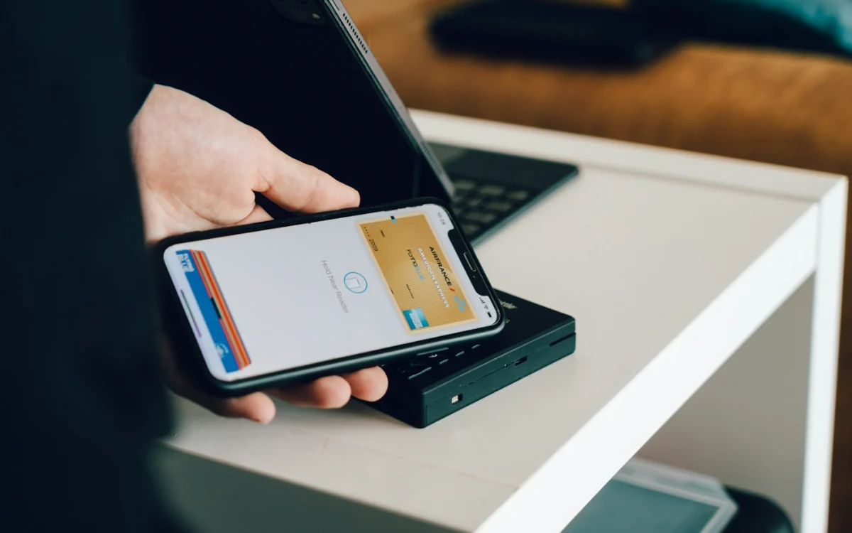 スマートフォンとクレジットカード